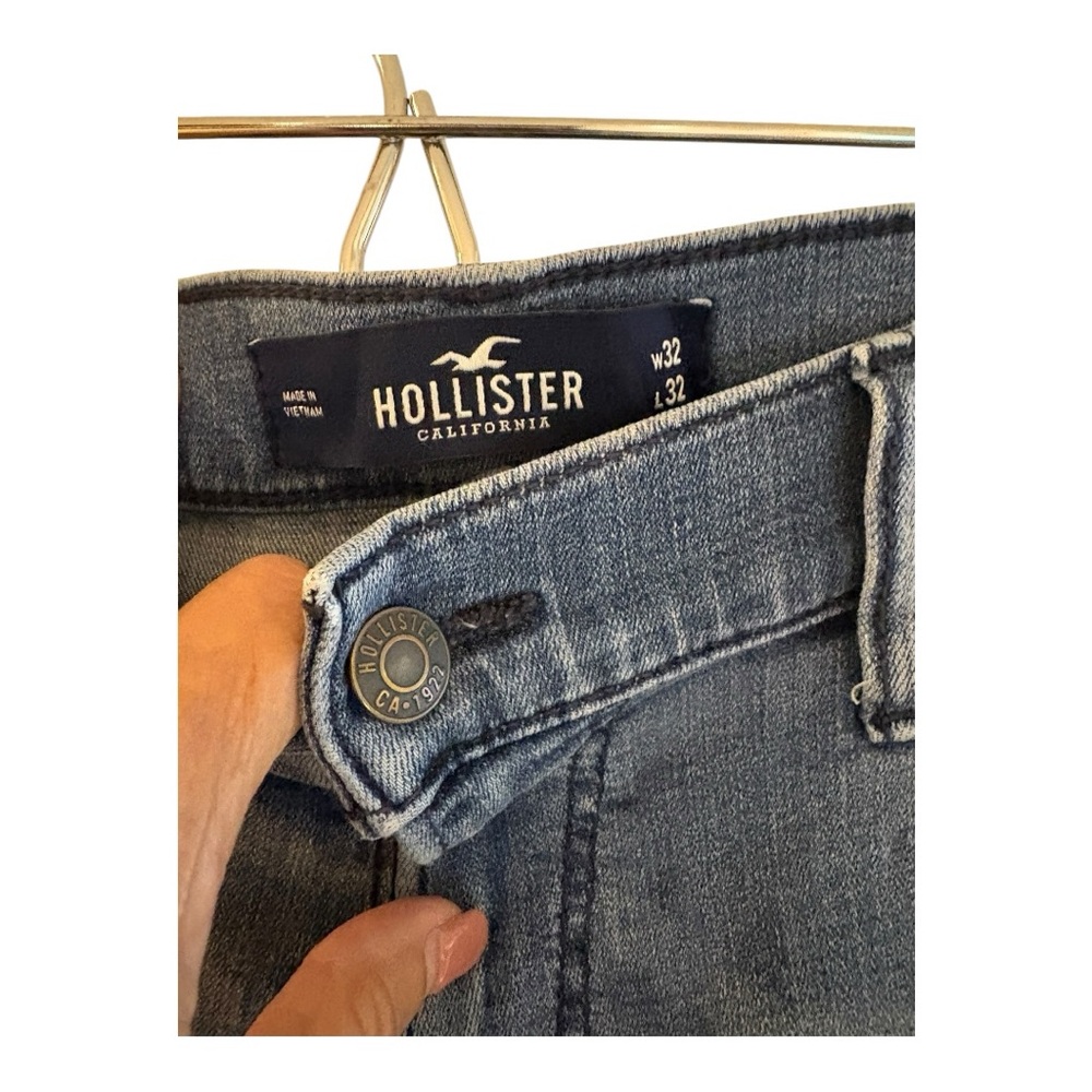 Hollister skinny jeans in a light wash with ribbed detailing at the knees. - Picture 6 of 7